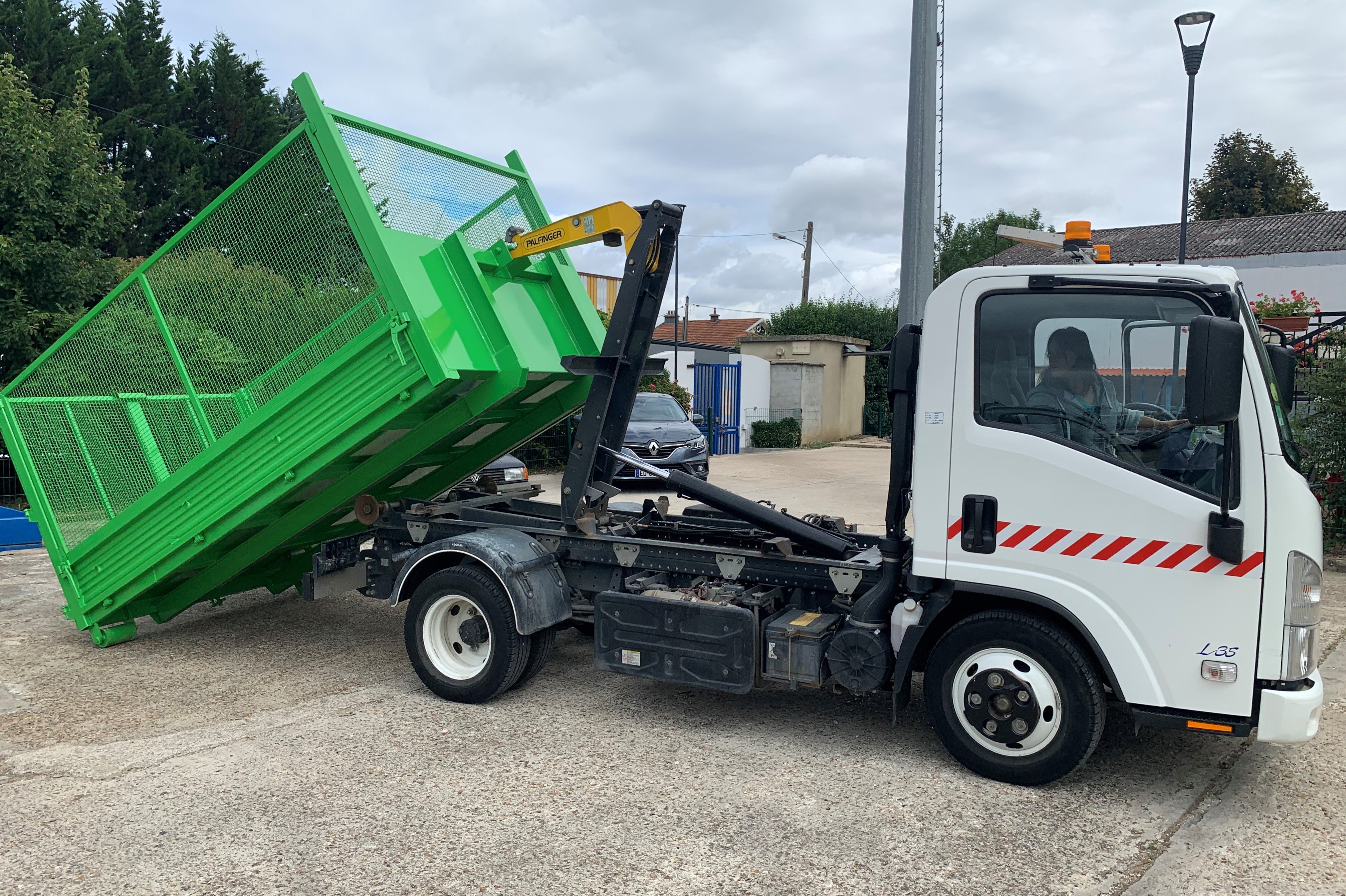 Notre second Isuzu Ampliroll déchargeant une benne ouverte de 8m3