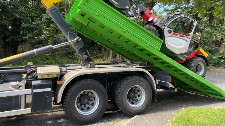 Notre SCANIA 450 chargeant notre Manitou