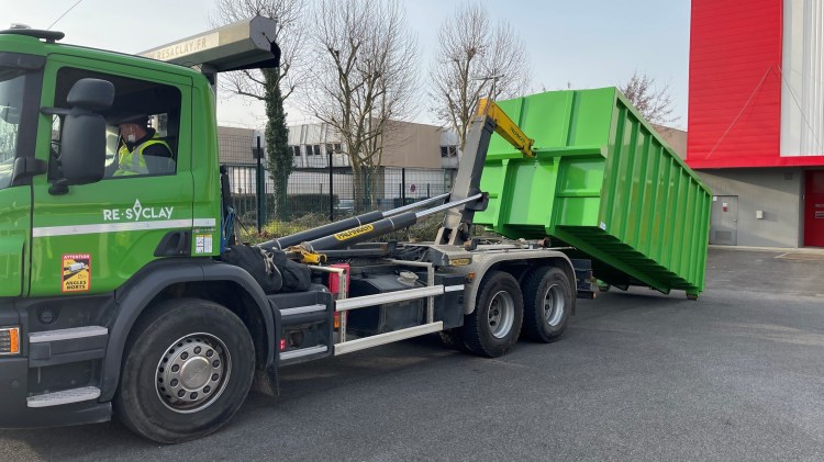 Notre SCANIA 450 chargeant une benne de 30m3