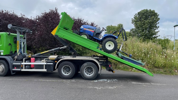 Notre SCANIA 450 déchargeant un tracteur compact