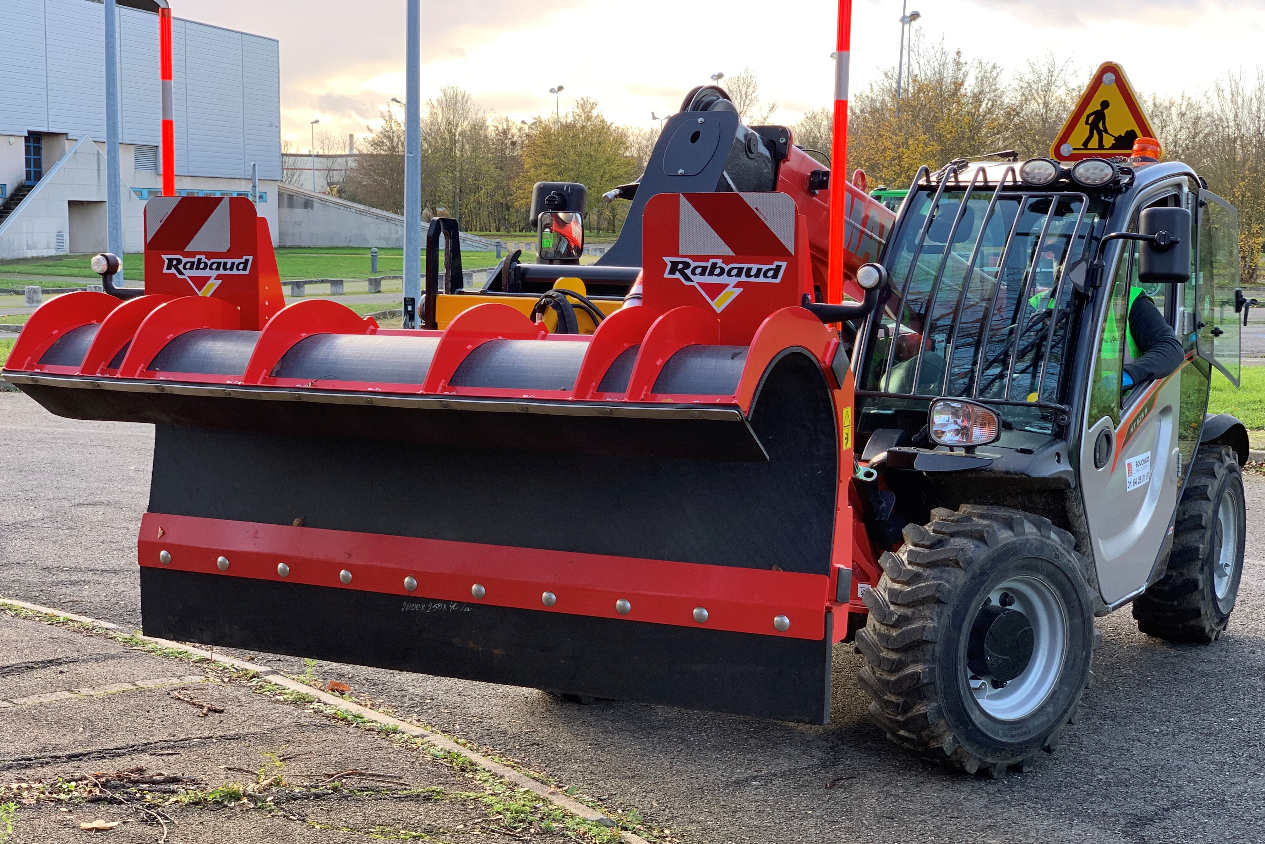 Manitou équipé d'une pelle à neige